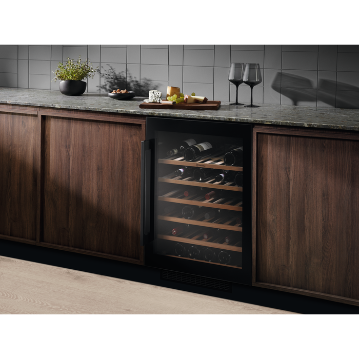 Electrolux EWUS052B5B Şarap Dolabı, 36 Şişe Kapasiteli — Electrolux — Görsel 3